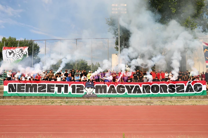 Magyar szurkolók zászlókkal a lelátón