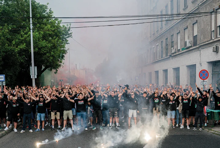 Szurkolók közös vonulása a mérkőzés előtt